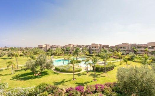 Appartement en résidence avec golf, jardin privé & piscine